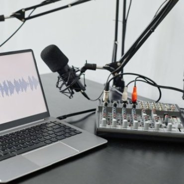 Audio cable with 3.5mm male jack and two female RCA connectors