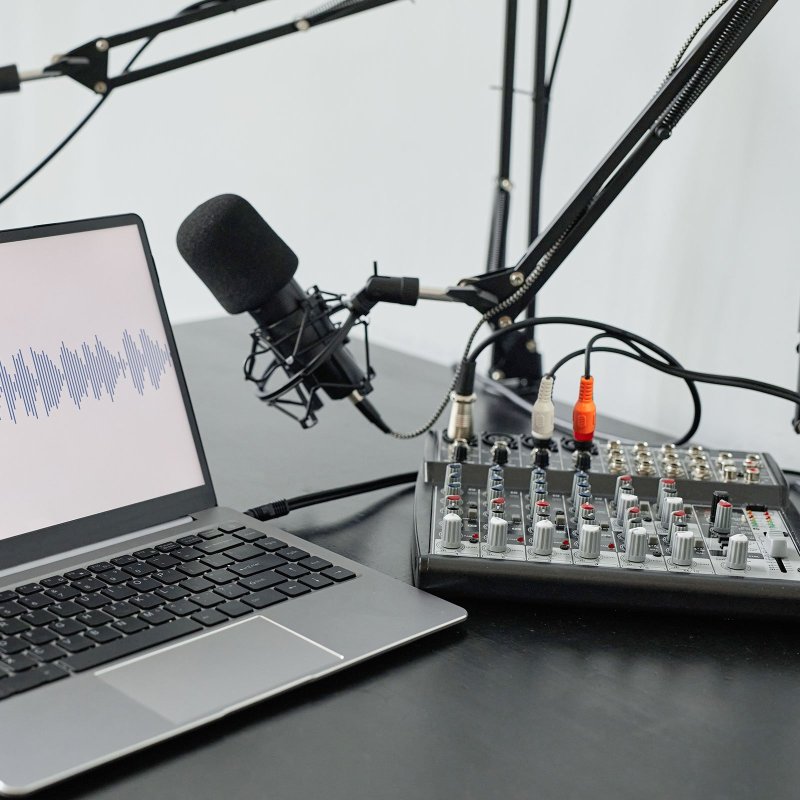 Audio cable with 3.5mm male jack and two female RCA connectors