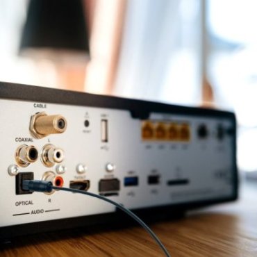 Toslink cable with fibre-optic connectors