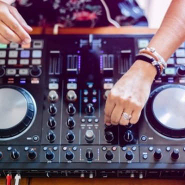 Audio cable with a 3.5mm jack and two male RCA connectors